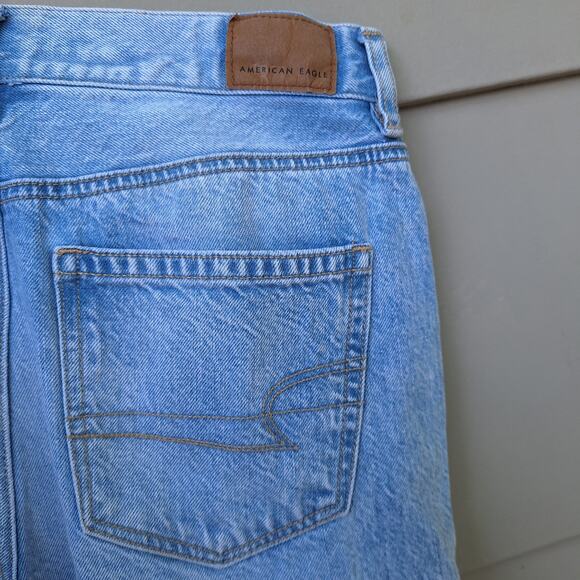 American Eagle Mom Jean Distressed Busted Knee Light acid wash Size 2 Cotton - Picture 5 of 11